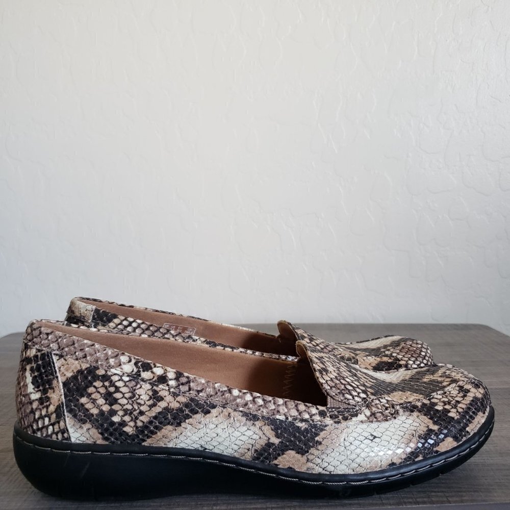 Clarks Bayou Q Snake Embossed Slip-On Loafer Shoe Beige Faux Leather Women's 8.5